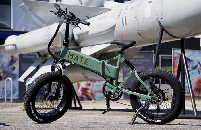 MATE X E-Fatbike in Dusty Army vor Flugzeug