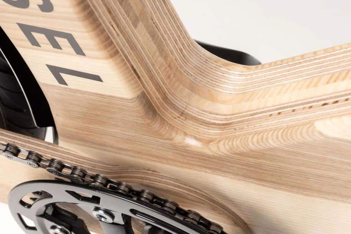 Detail von Holzmaserung des Rahmens vom My Esel E-Bike