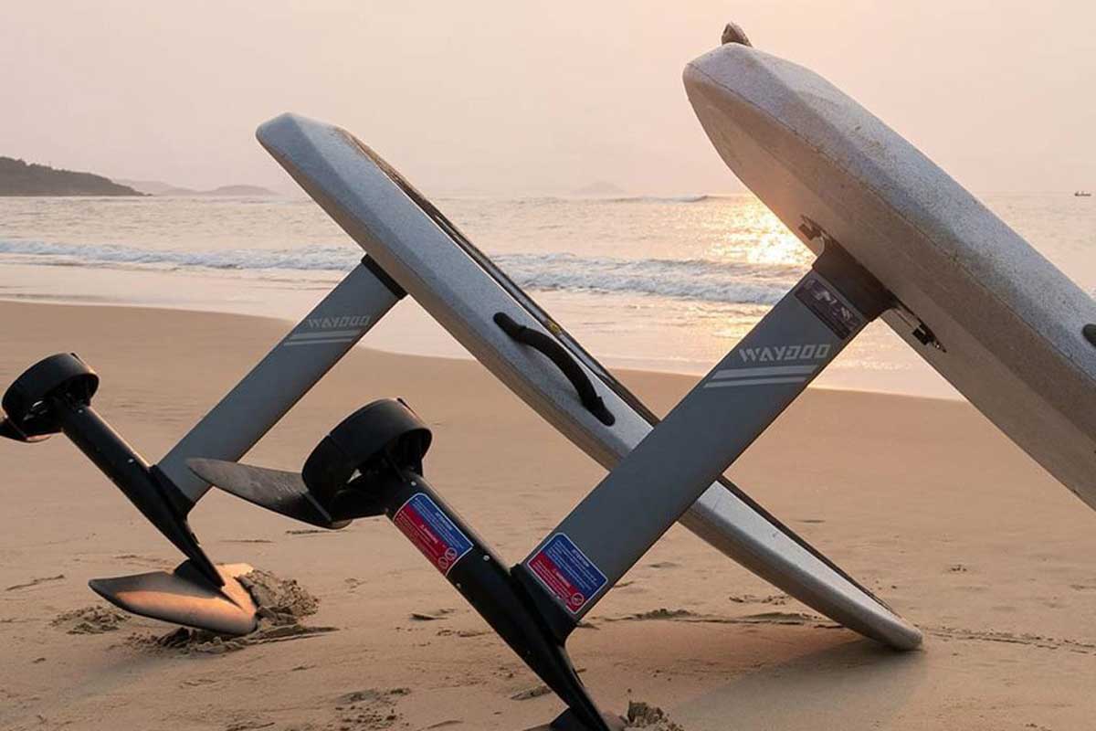 Waydoo E-Foil am Strand im Sonnenuntergang