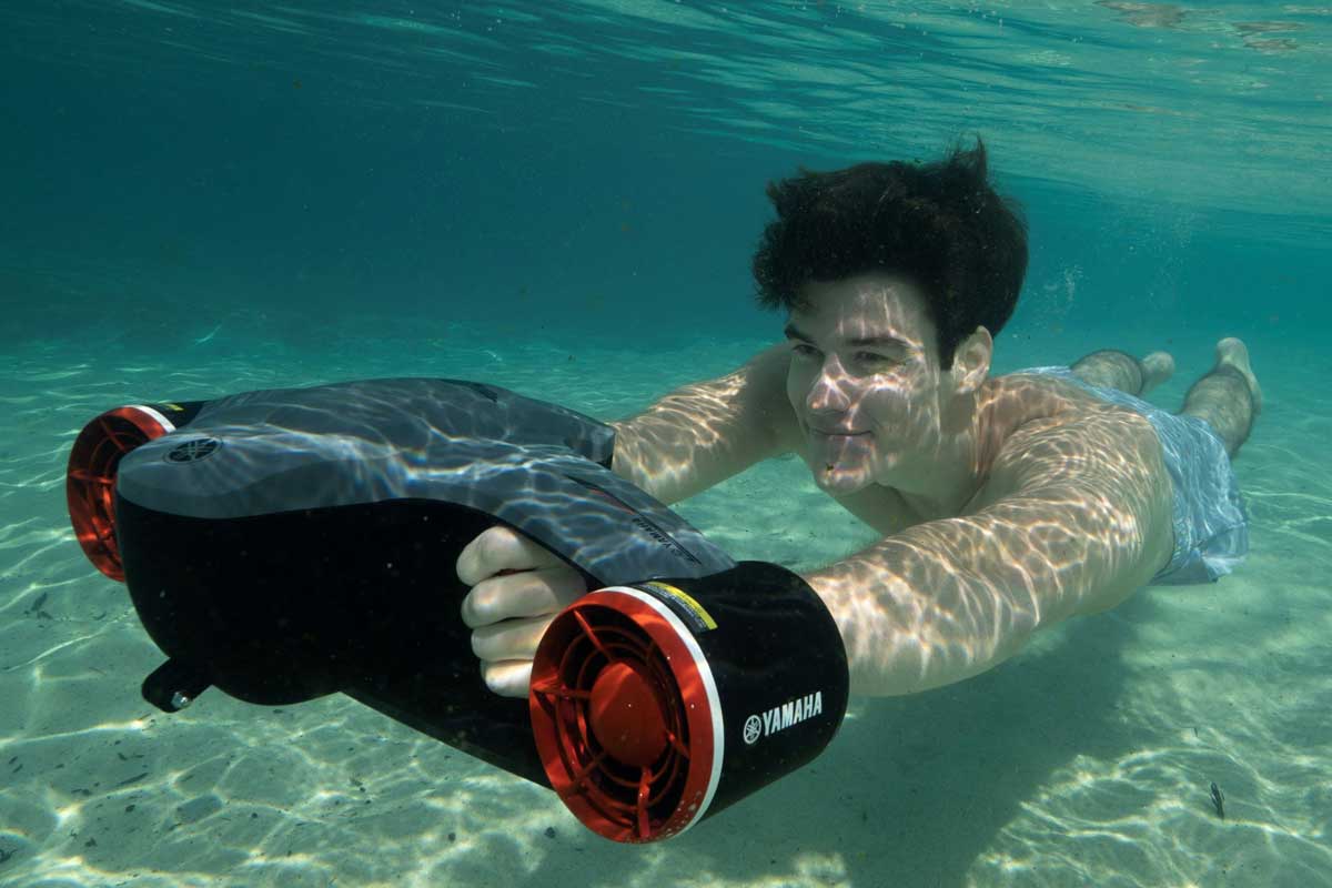 Yamaha Seawing 2 Tacuhscooter mit Taucher unter Wasser