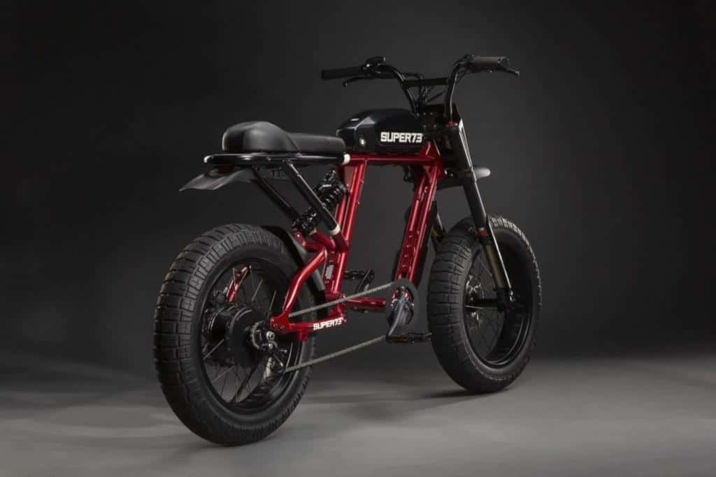 Super73 E-Bike in rot/schwarz seitlich von hinten