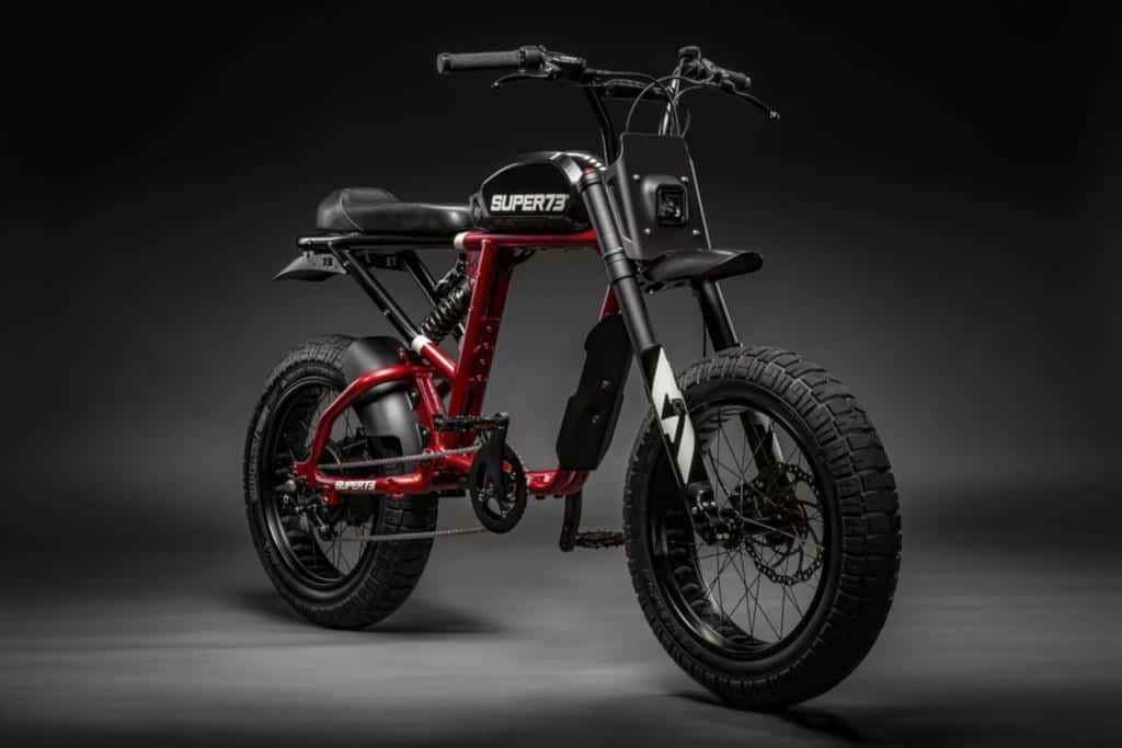 Super73 E-Bike in rot/schwarz seitlich von vorne